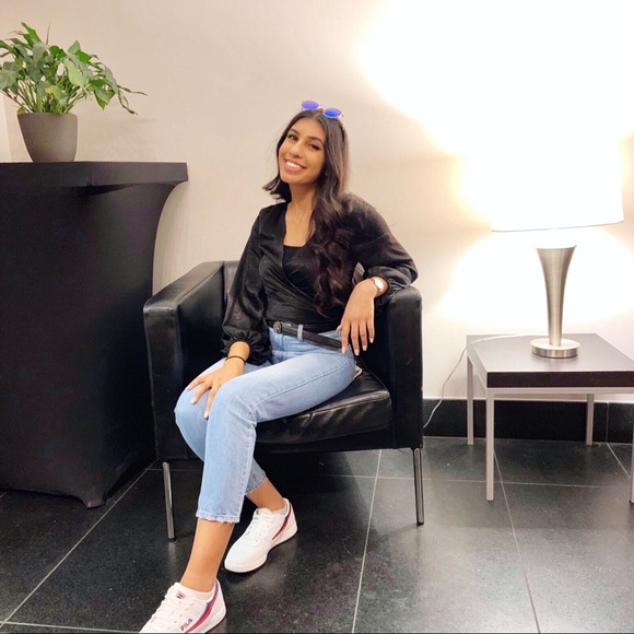 Meet your Posher, Sarah - Picture 1 of 2